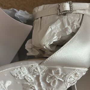 Nwt betsy johnson white wedges 9.5